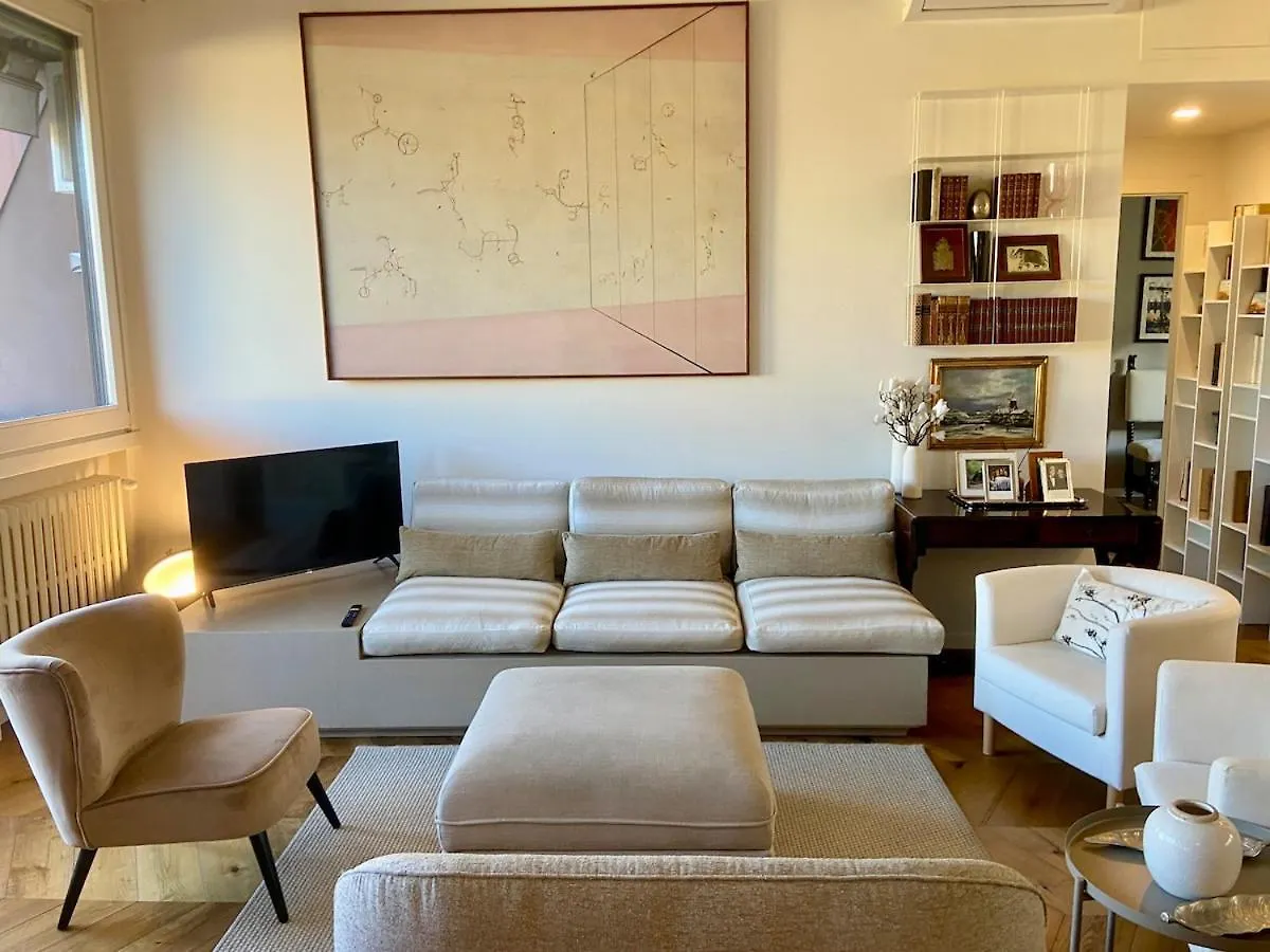 Bright&Stylish Apartment Near Duomo, Milan Center Italy